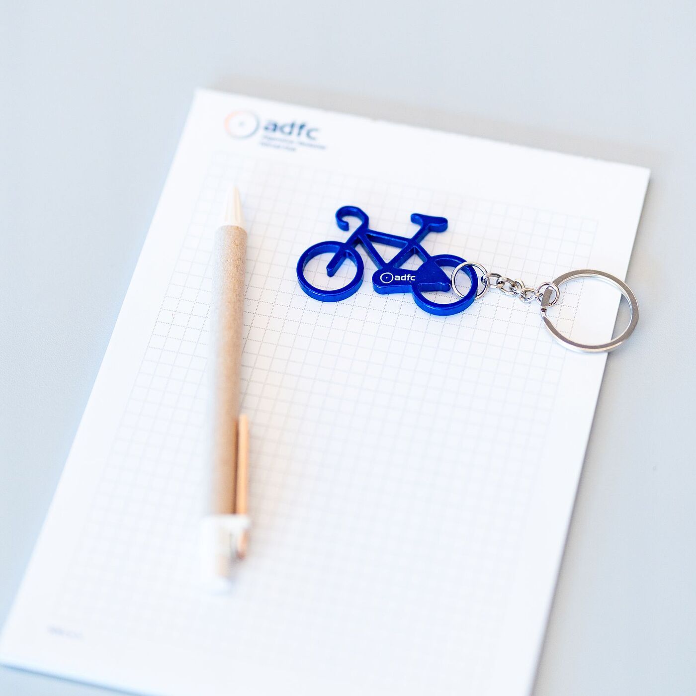 Mit Stift und Block ausgerüstet: Für Teilnehmende an der Landesjugendversammlung 2026 lagen Notizblöcke bereit.