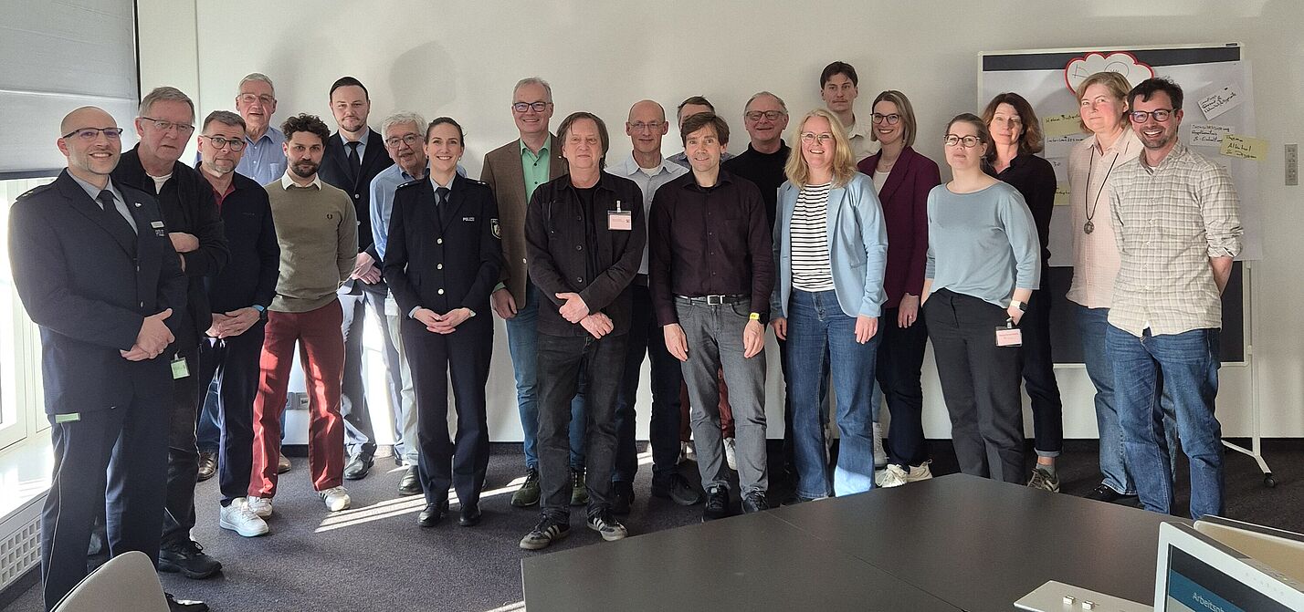 2026_03_05_AK-Radverkehrssicherheit_ADFC_NRW__1_quer Mitglieder des AK Radverkehrssicherheit am 5. März 2026 im MUNV. Gruppenfoto mit etwa 20 Personen.