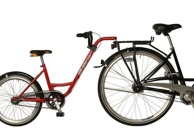 Das Nachziehrad Add+Bike vom Roland Werk hat kein eigenes Vorderrad. Freisteller eines Nachziehfahrrads für Kinder, das an ein Zugrad eines Erwachsenen angehängt werden kann, das Nachziehrad hat kein Vorderrad