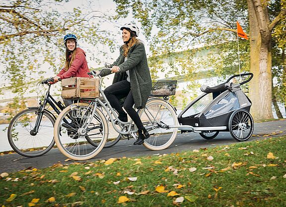 Für Kinder, für Lasten, für Hunde: Ein faltbarer Anhänger ist eine großartige Erweiterung der Möglichkeiten eines Fahrrads. Dieser lässt sich auch als Jogger nutzen ("Kid Keeke" von Croozer). Für Kinder, für Lasten, für Hunde: Ein faltbarer Anhänger ist eine großartige Erweiterung der Möglichkeiten eines Fahrrads. Dieser lässt sich auch als Jogger nutzen ("Kid Keeke" von Croozer).