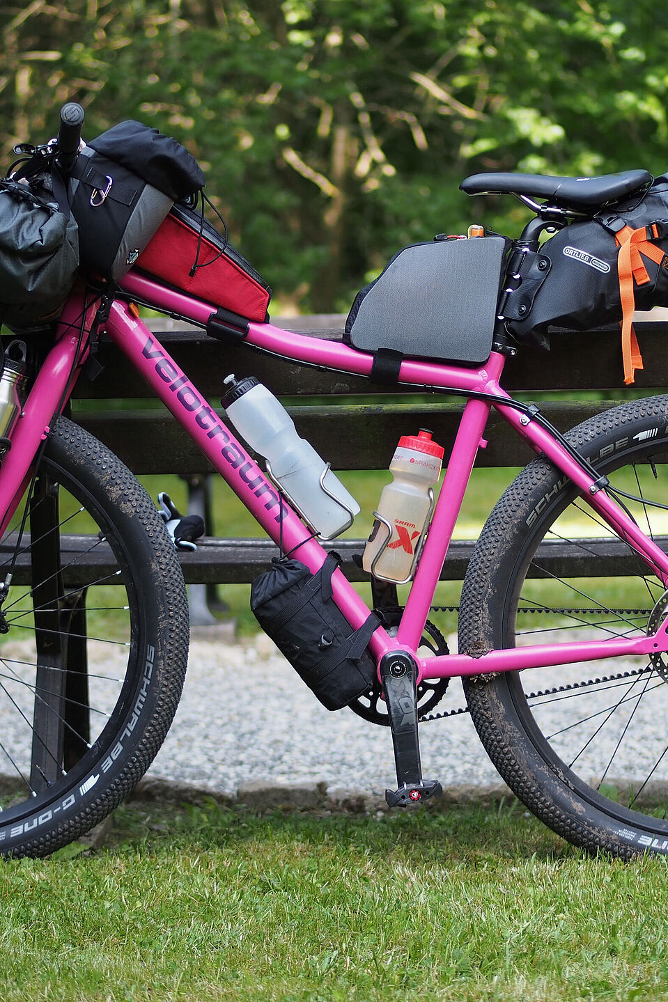 Bikepacking ist die Beschränkung auf das Notwendigste. Bikepacking ist die Beschränkung auf das Notwendigste.