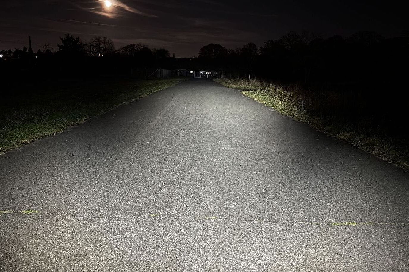 Das eingeschaltete Fernlicht der Busch+Müller-Leuchte in dunkler Umgebung. 